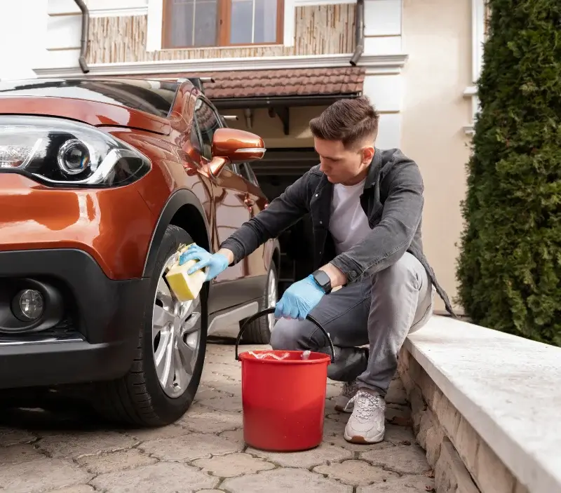 Lavage auto à domicile Aubigny-sur-Nère : professionnel intervenant sur un véhicule